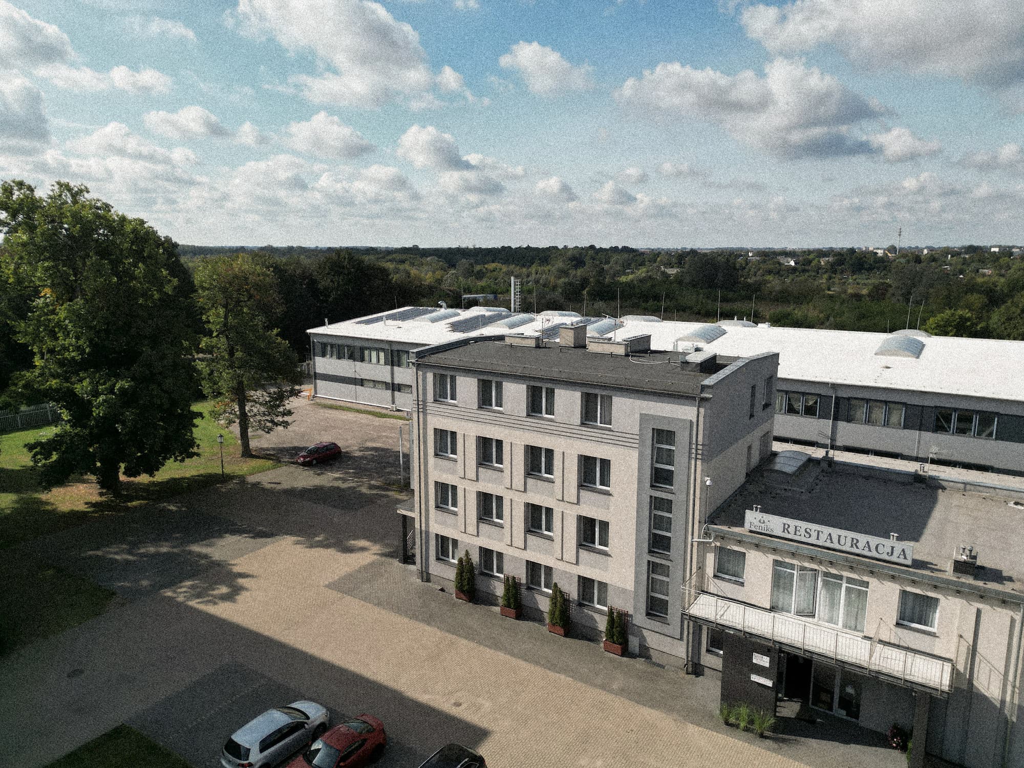 Hotel Feniks i parking widziane z lotu ptaka