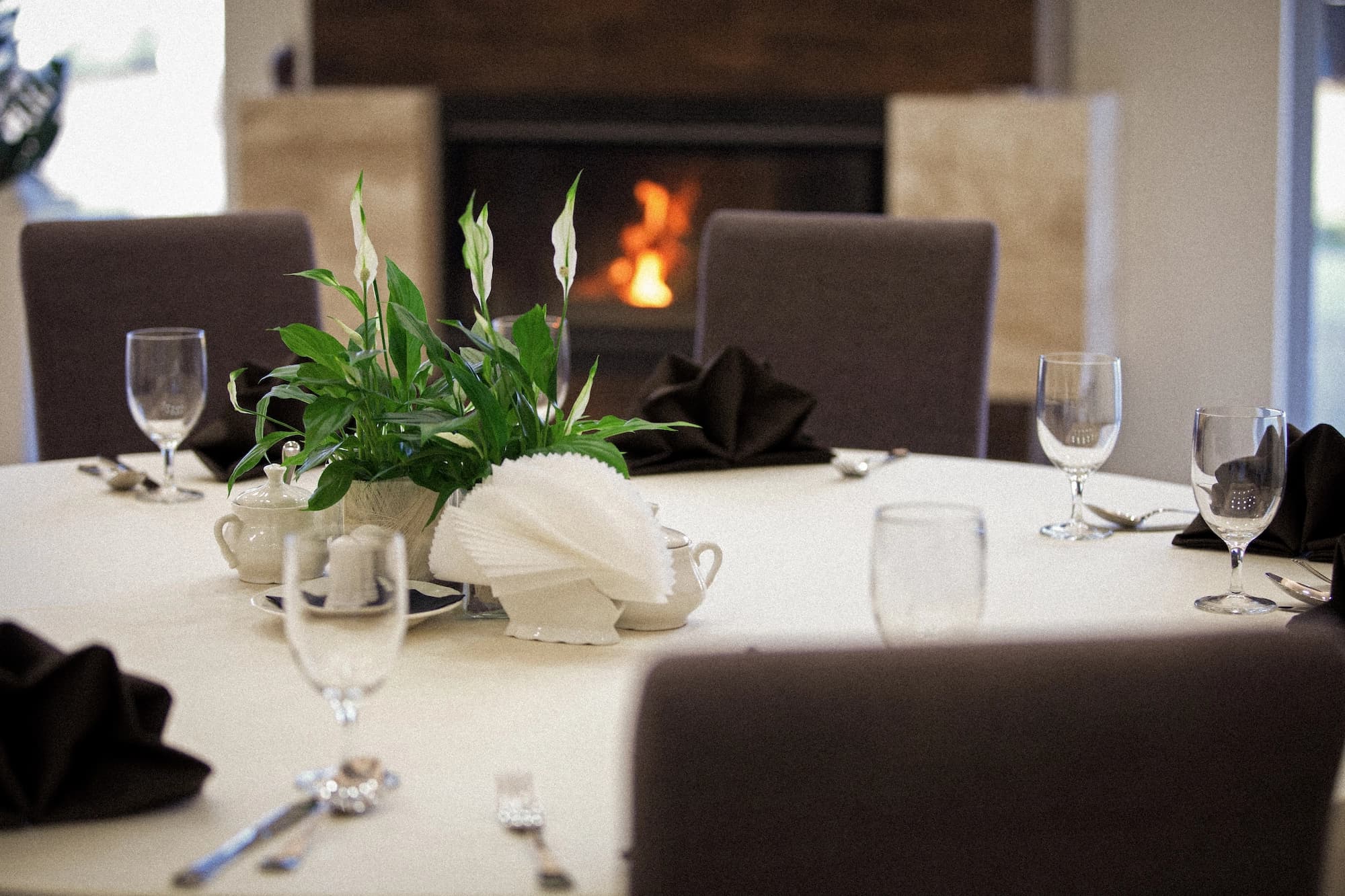 Elegancko przygotowany stół w restauracji Hotelu Feniks