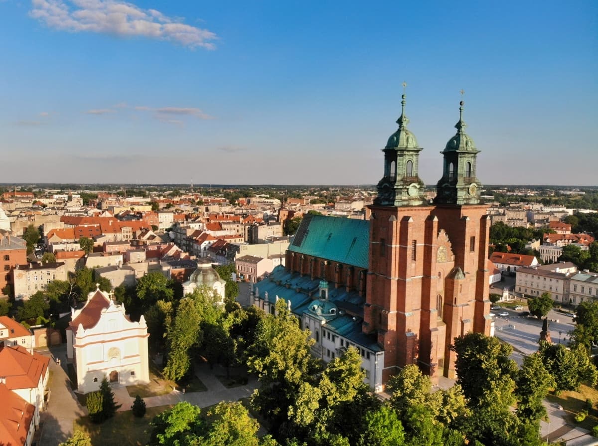 Katedra Gnieźnieńska widoczna nad historycznym centrum