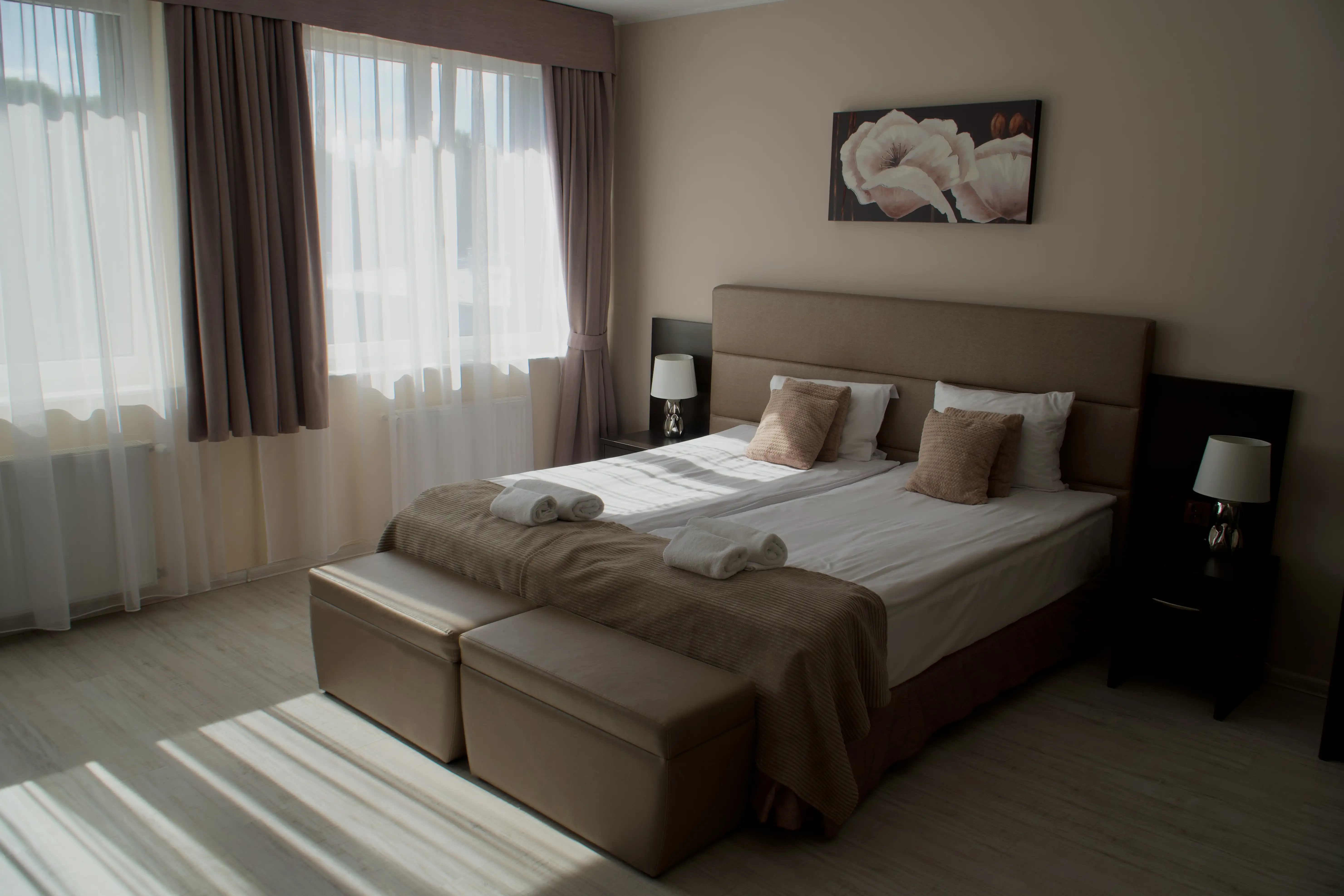 Jasny pokój hotelowy z podwójnym łóżkiem w Hotelu Feniks